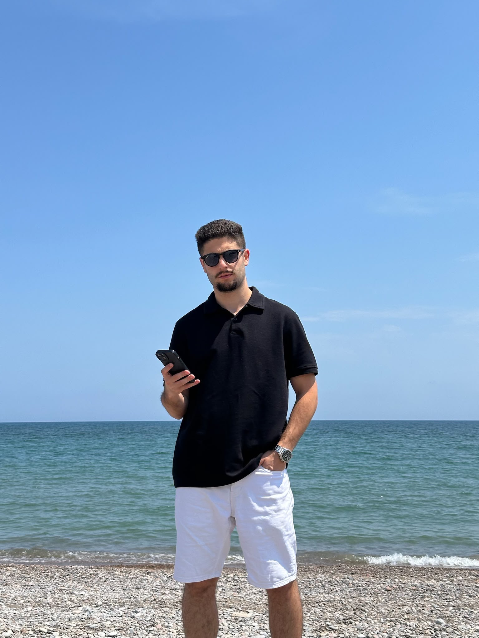 Analista de ONLYPICKS junto al mar